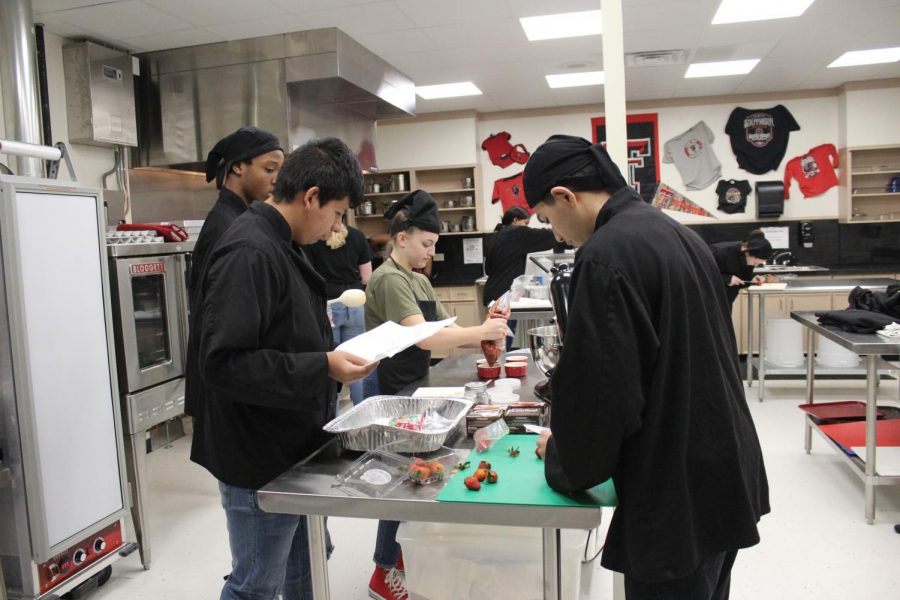 From left to right: sophomores Eric Lyle, Juan Balderas, Abby Coleman, and Deandre Rosales prepare the food for the Iron Chef Challenge. Photo by Naydelin Espinoza. 