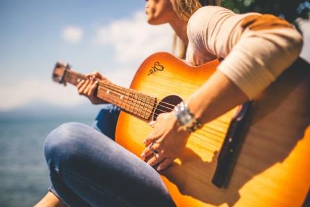 https://fhseaglebeat.com/wp-content/uploads/2020/04/10-benefits-of-playing-guitar.jpg