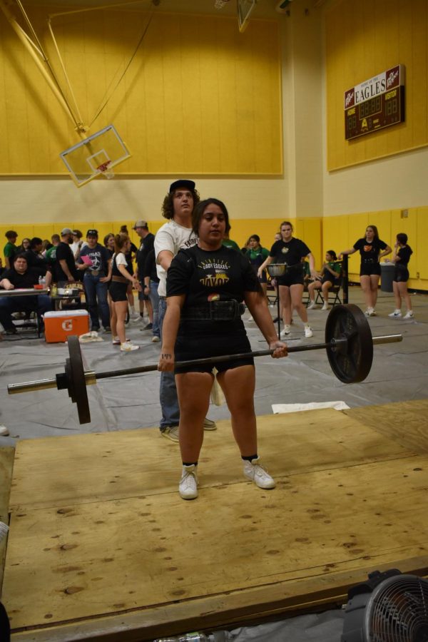 Donna+Munoz+dead+lifts+to+qualify+for+state.